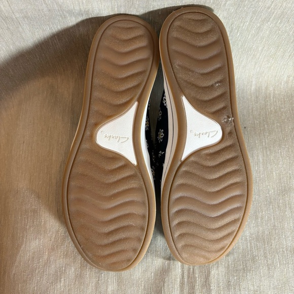 CLARKS CLOUDSTEPPER Sz 8 Slip On Comfort Mules With Daisies - Picture 8 of 9